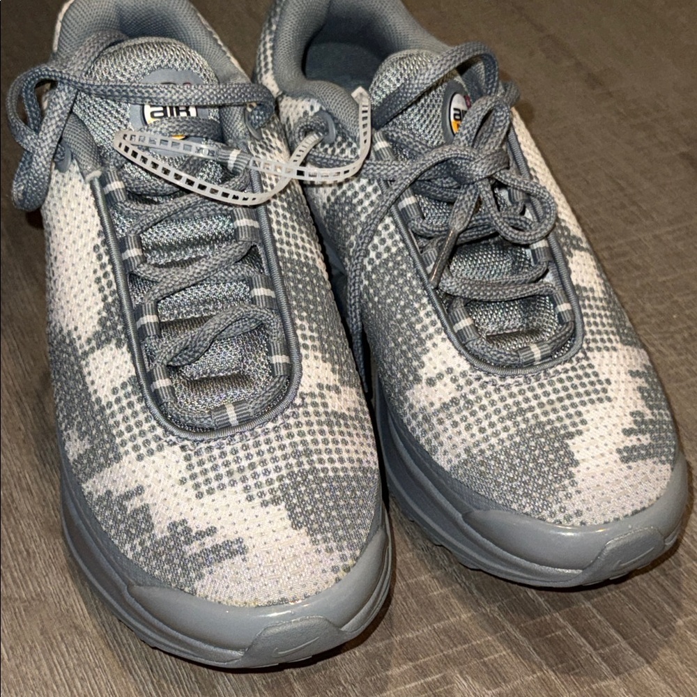 Nike Gray Sneakers New - Picture 3 of 8